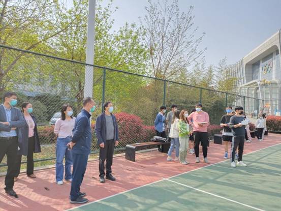 副董事长于长立到谈球吧参加“校领导联系员工”活动